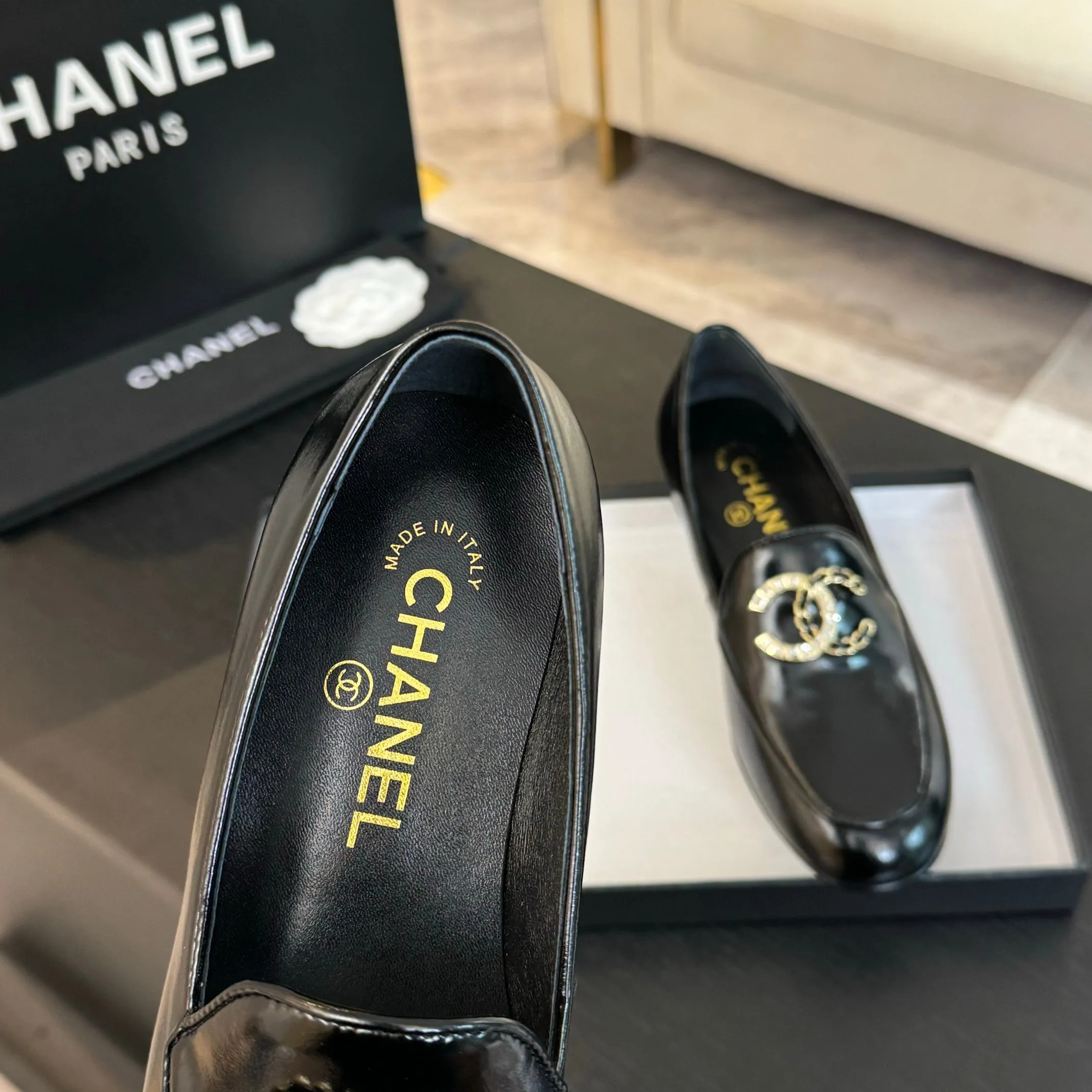 👟👟Ex-factory price 600👟👟 Purchasing-grade CHANEL Xiaoxiang classic retro shoes. I liked this pair at first sight. The design of the upper is very special. The classic hardware buckles embellished with Xiaoxiang are very CHANEL style. It has a high-end feel. The upper feet are very comfortable and soft. The feet are not afraid of being good-looking and comfortable. They are invincible when paired with mid-calf socks, skirts and trousers. It looks simple in style, but it has the effect of elongating the legs immediately on the feet, which is simple and does not lose personality. Adds a touch of coolness. Upper: imported mixed-breed lambskin. Lining: mixed-breed sheepskin. Soft, sweat-absorbent and breathable! Hardware: Exclusive original 1:1 mold development! Long-lasting and does not soften! Outsole: Genuine leather outsole imported from Italy. Height is about 2.5cm. Different market currency. We are different. Size: #34-42 (34 40 41 customized, non-refundable)